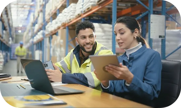 Technicien réalisant une opération de maintenance curative en atelier industriel