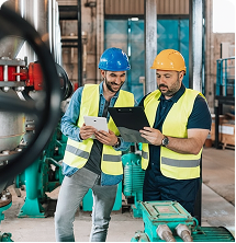 Gestionnaire vérifiant les habilitations électriques du personnel industriel